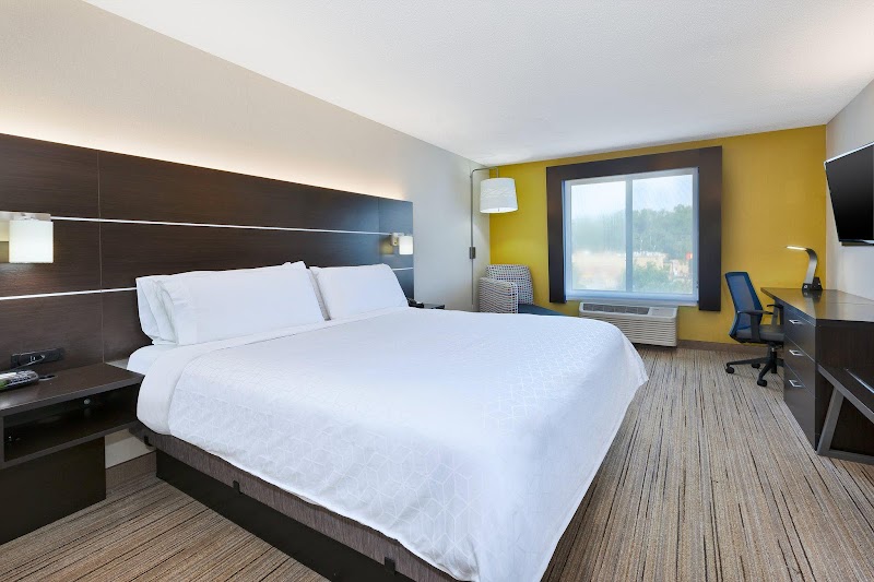 Holiday Inn Express & Suites Cleveland-Richfield by IHG Cleveland lobby