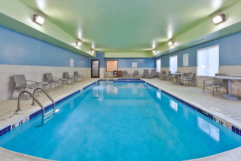 Holiday Inn Express & Suites Cleveland-Richfield by IHG Cleveland room