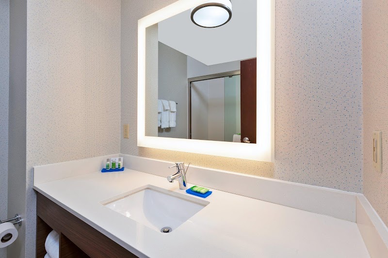 Holiday Inn Express & Suites Cleveland-Richfield by IHG Cleveland amenities