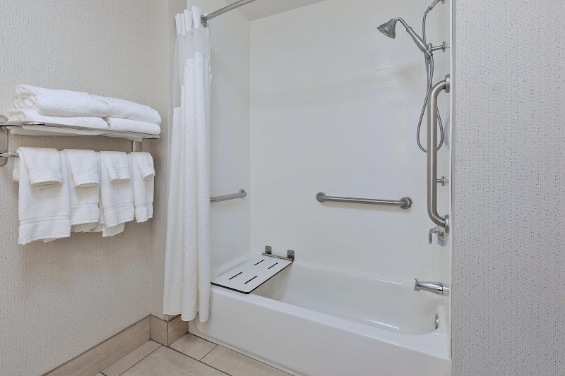 Holiday Inn Express & Suites Cleveland-Richfield by IHG Cleveland amenities
