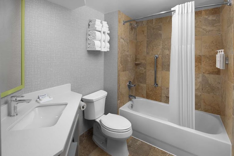 Hampton Inn Cleveland-Downtown Cleveland amenities