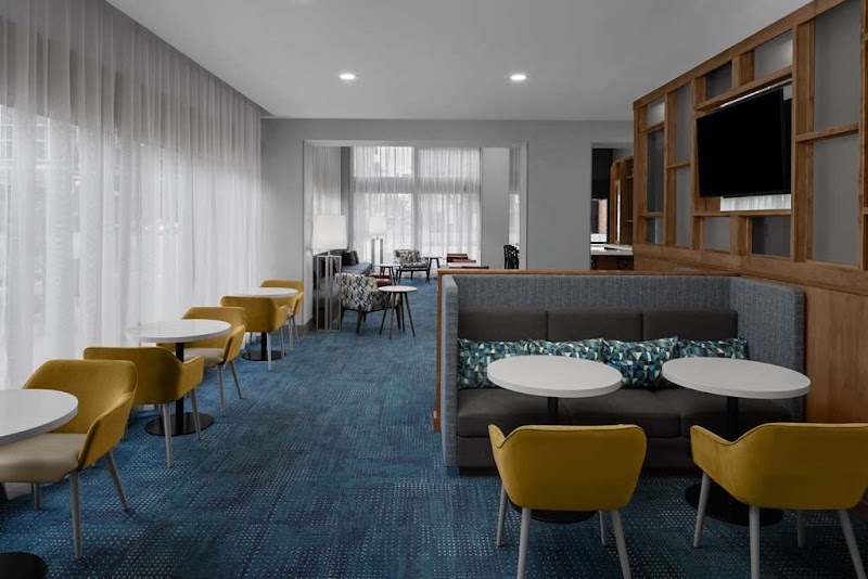 Hampton Inn Cleveland-Downtown Cleveland amenities