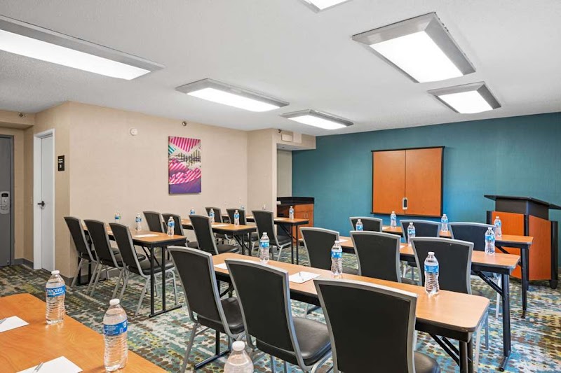 Hampton Inn Cleveland-Westlake Cleveland amenities