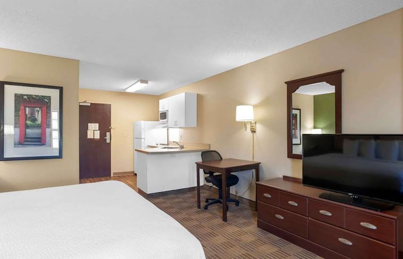 Extended Stay America Suites- Cleveland - Brooklyn Cleveland lobby