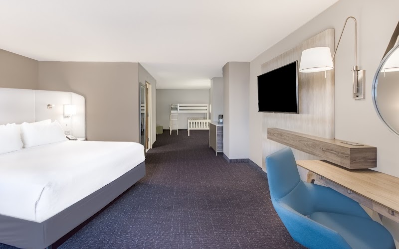 Crowne Plaza Cleveland at Playhouse Square by IHG Cleveland lobby