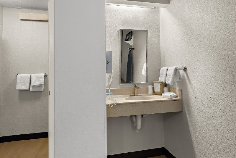 Red Roof Inn Cleveland - Westlake Cleveland amenities