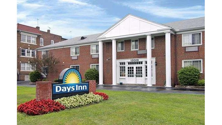 Days Inn by Wyndham Cleveland Lakewood in Cleveland