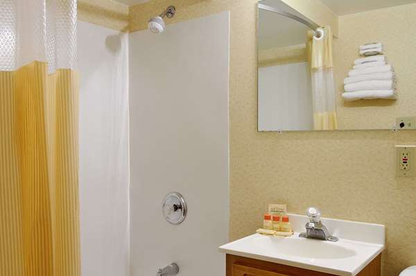 Days Inn by Wyndham Cleveland Lakewood Cleveland room