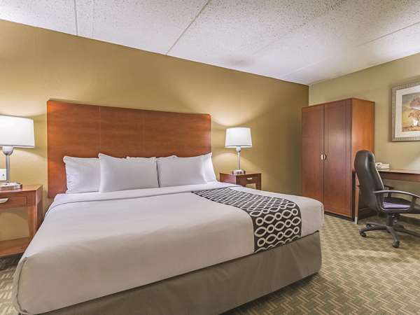 La Quinta Inn & Suites by Wyndham Cleveland Airport West Cleveland lobby