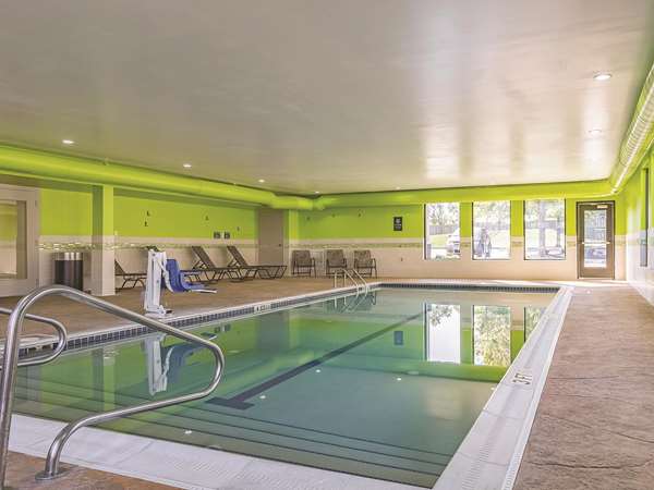 La Quinta Inn & Suites by Wyndham Cleveland Airport West Cleveland room