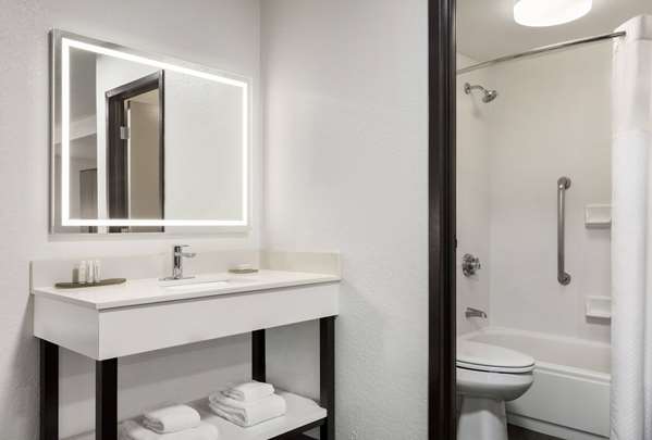 La Quinta Inn & Suites by Wyndham Cleveland Airport West Cleveland amenities