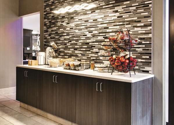 La Quinta Inn & Suites by Wyndham Cleveland Airport West Cleveland amenities