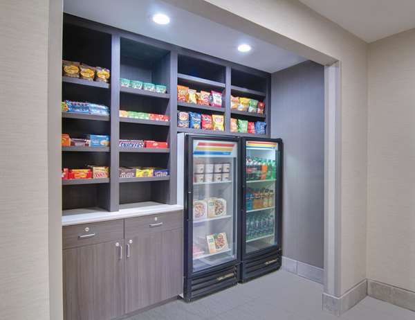 La Quinta Inn & Suites by Wyndham Cleveland Airport West Cleveland amenities