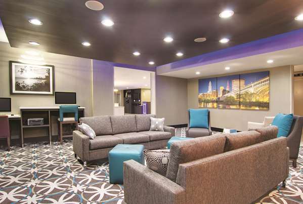 La Quinta Inn & Suites by Wyndham Cleveland Airport West Cleveland amenities
