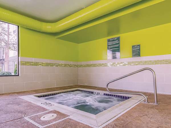 La Quinta Inn & Suites by Wyndham Cleveland Airport West Cleveland amenities