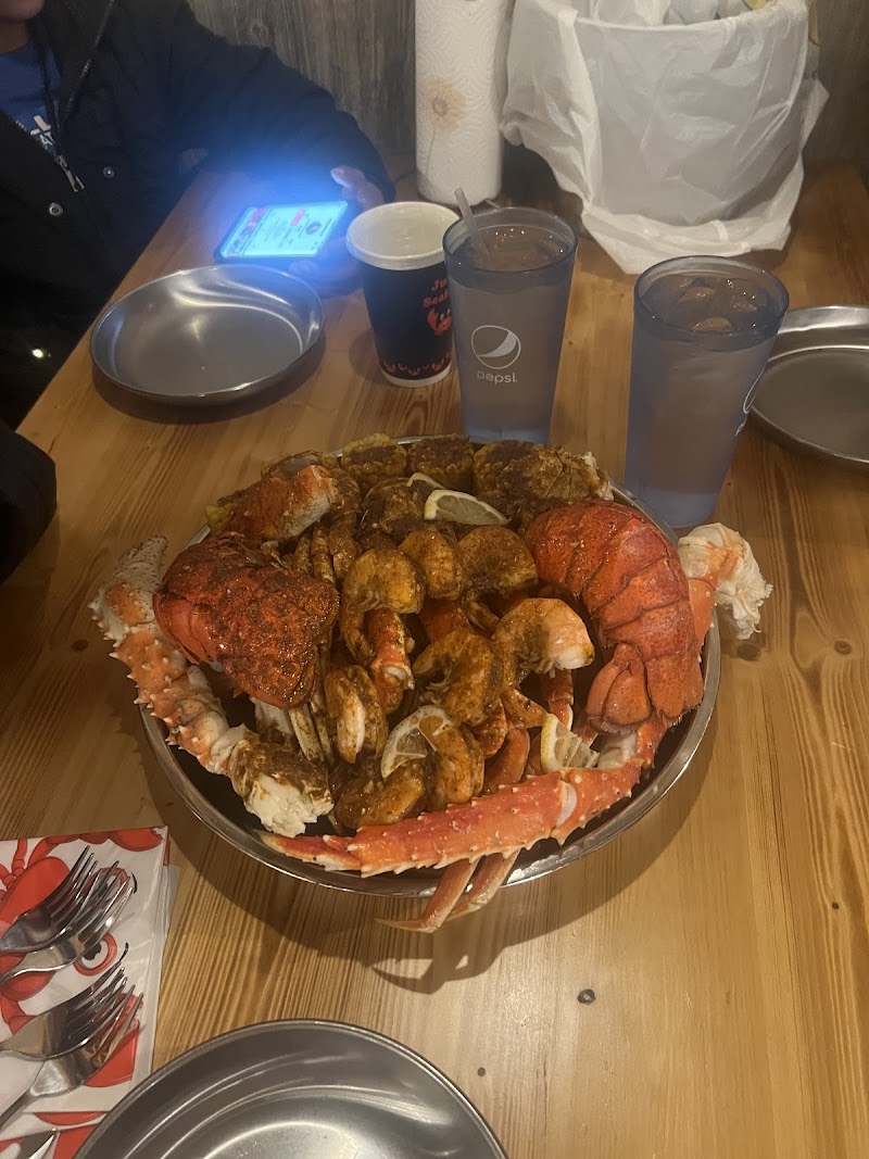 The Juicy Seafood Wing Cleveland Cleveland atmosphere