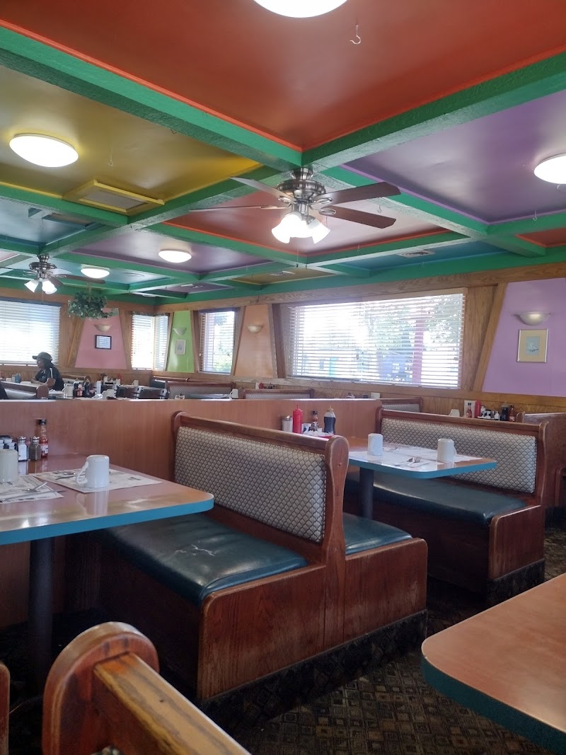Canarys Family Restaurant Cleveland atmosphere