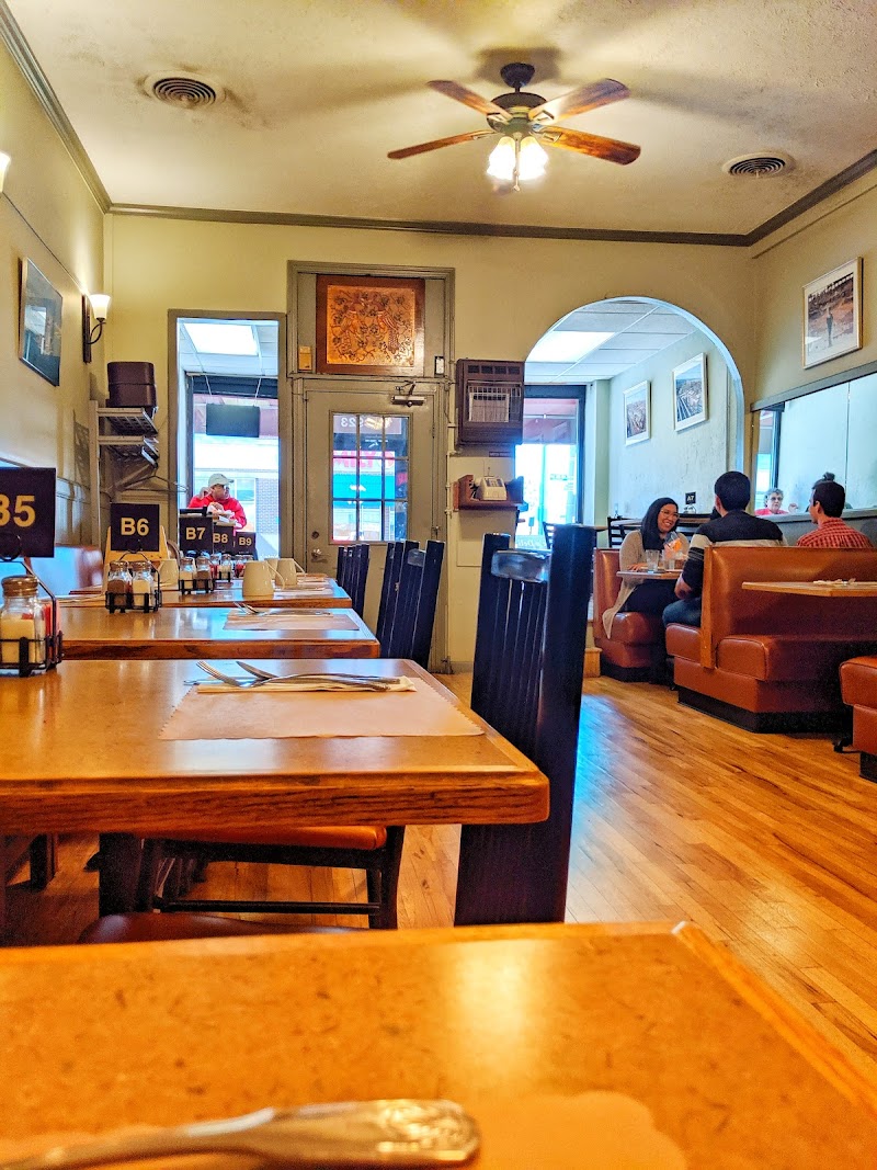 Nate's Deli & Restaurant Cleveland atmosphere