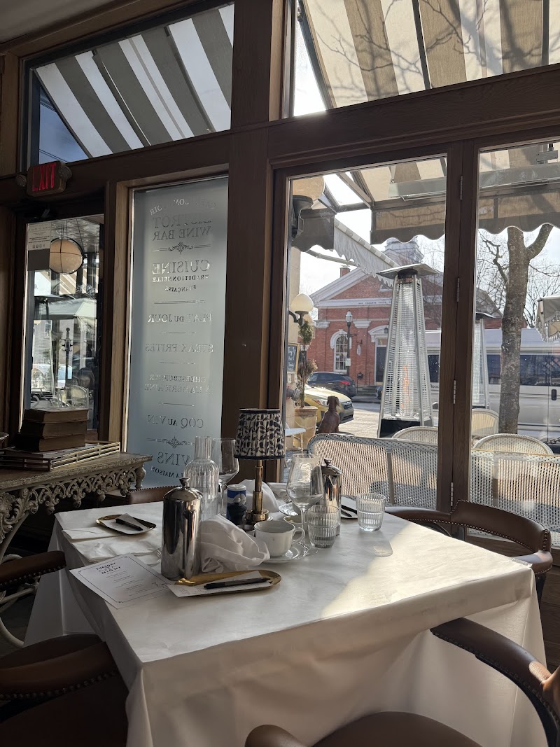 Lola's Bistro Cleveland atmosphere