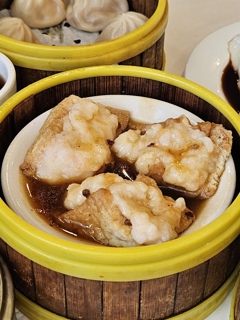 Li Wah Cleveland atmosphere
