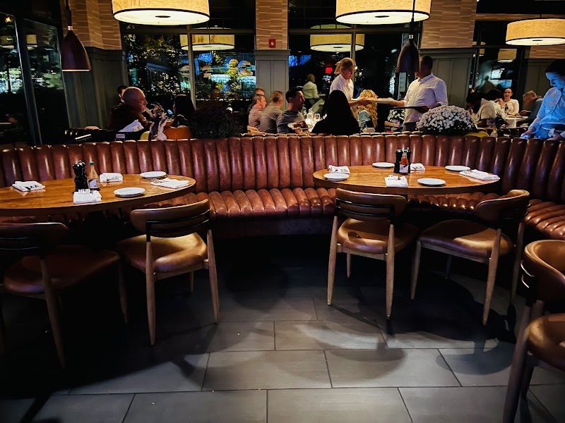 17 River Grille Cleveland atmosphere