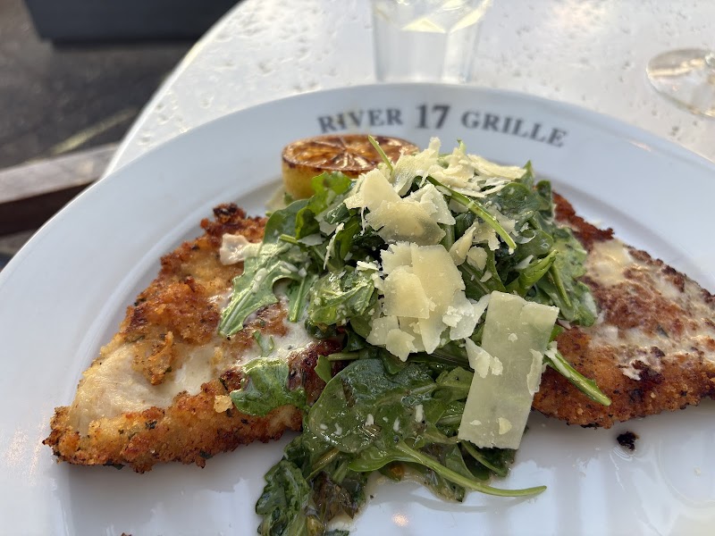 17 River Grille Cleveland atmosphere