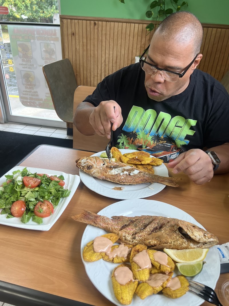 Pica Pollo Dos Cleveland atmosphere