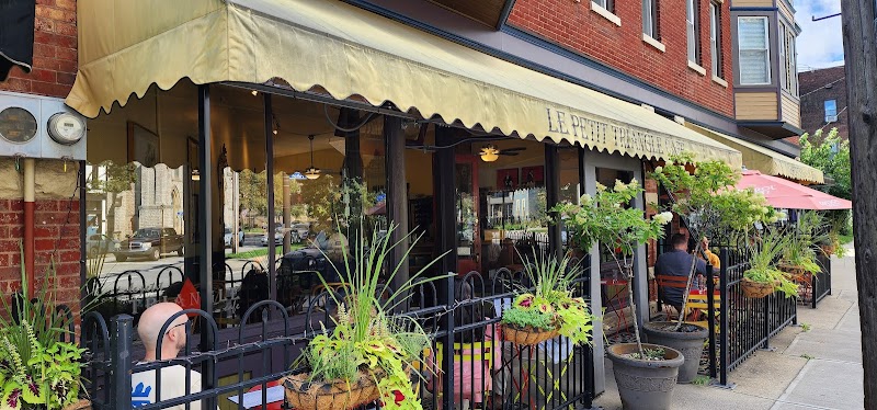 Le Petit Triangle Cafe
