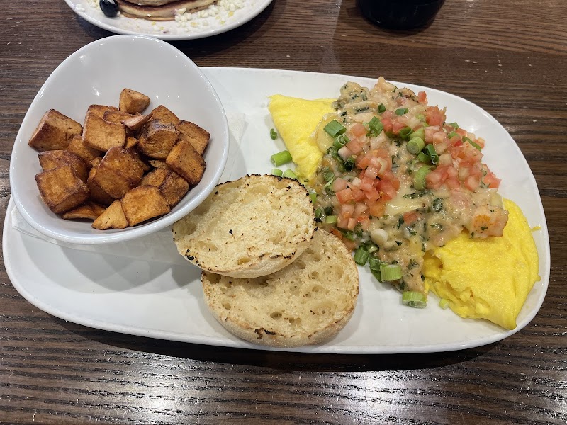 Another Broken Egg Cafe Cleveland atmosphere