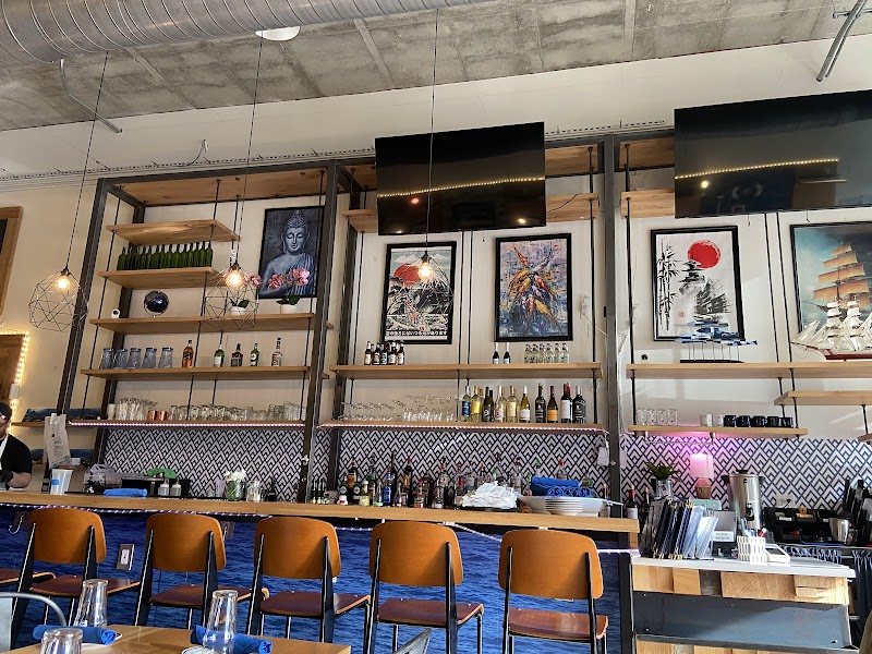 Sand Pebbles at Pinecrest Cleveland atmosphere