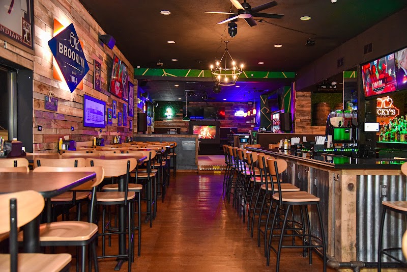 Lucky's Bar & Grill Cleveland atmosphere