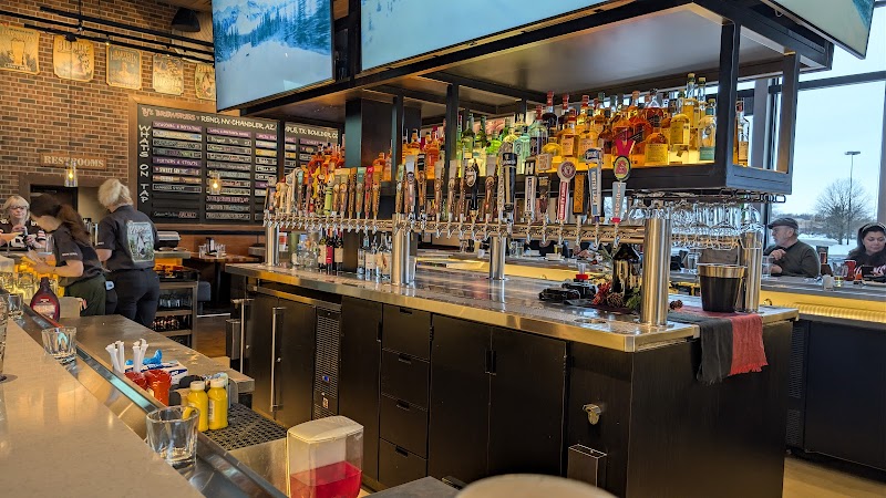 BJ's Restaurant & Brewhouse Cleveland atmosphere