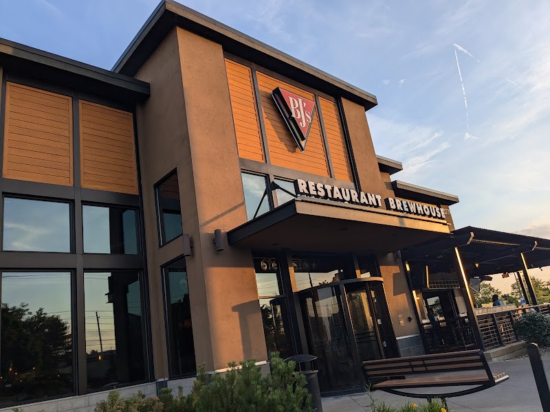 BJ's Restaurant & Brewhouse Cleveland atmosphere