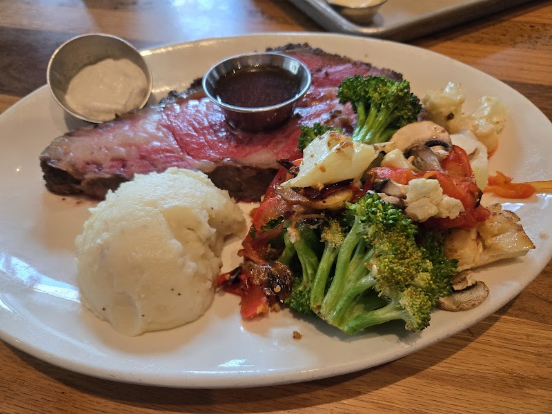 BJ's Restaurant & Brewhouse Cleveland atmosphere
