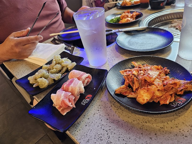KPOT Korean BBQ & Hot Pot Cleveland atmosphere
