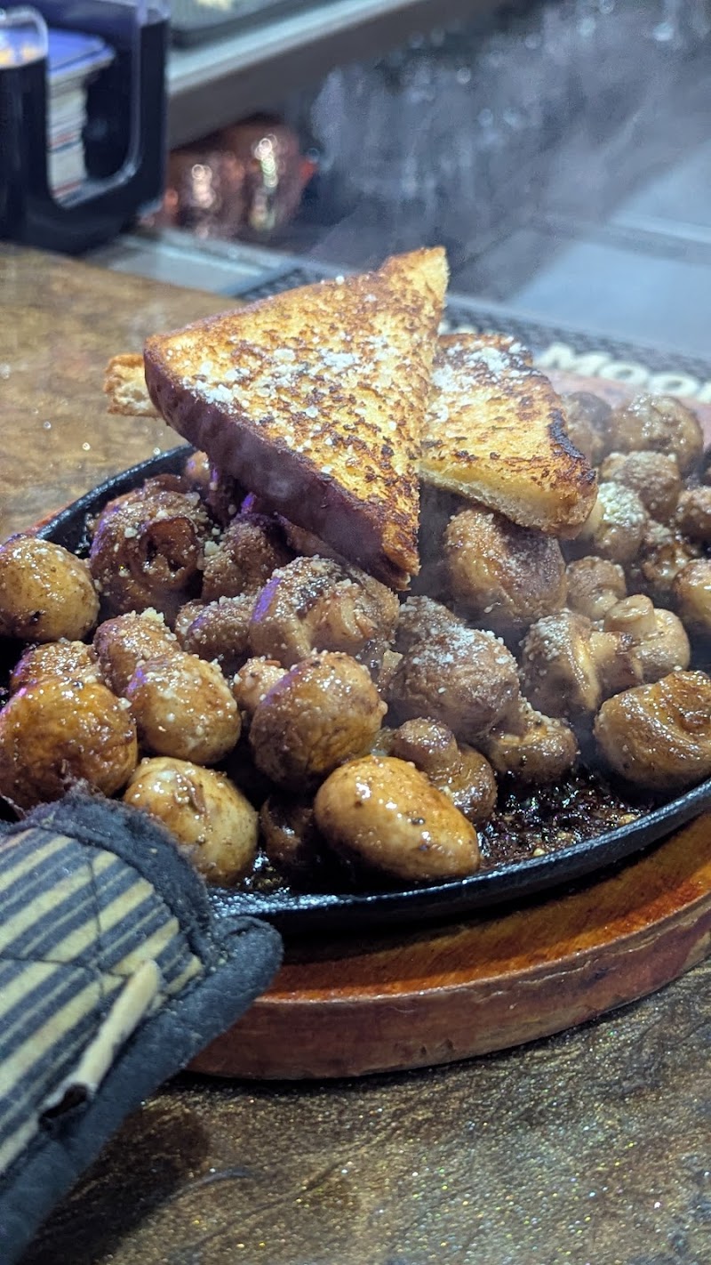 Pearl Road Tavern & Eatery Cleveland atmosphere