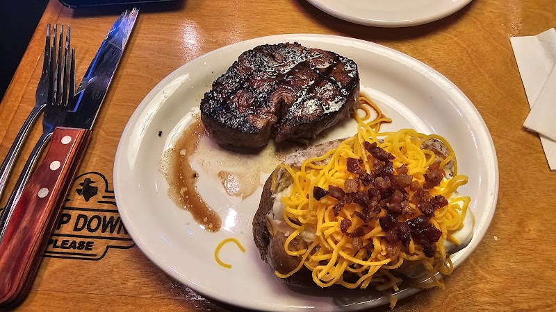 Texas Roadhouse Cleveland atmosphere