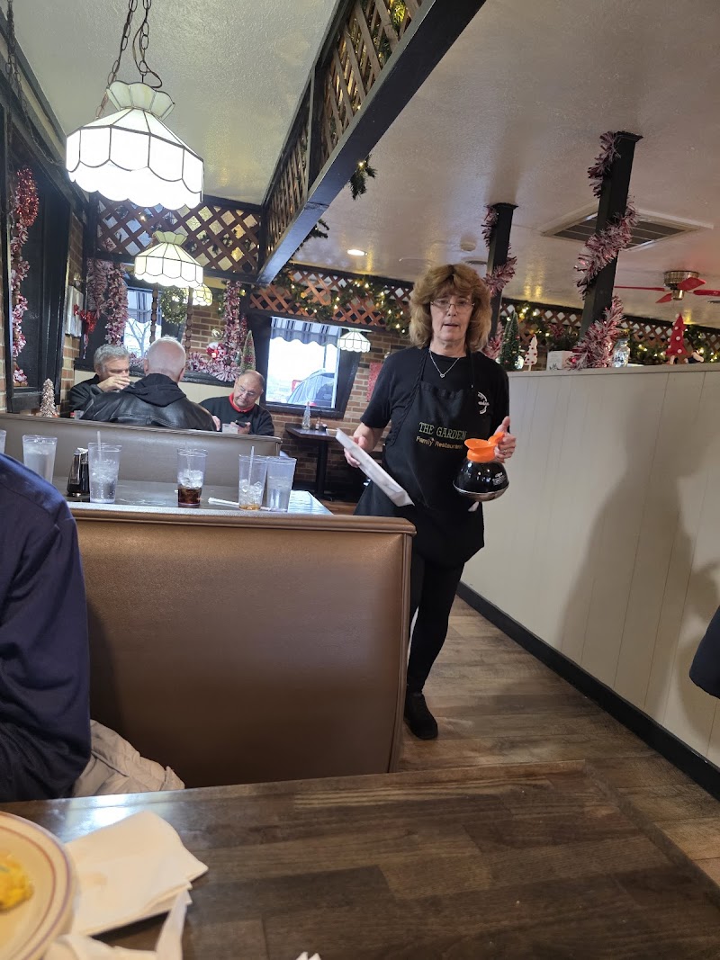 THE GARDEN FAMILY RESTAURANT Cleveland atmosphere