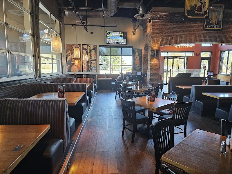 BJ's Restaurant & Brewhouse Cleveland atmosphere