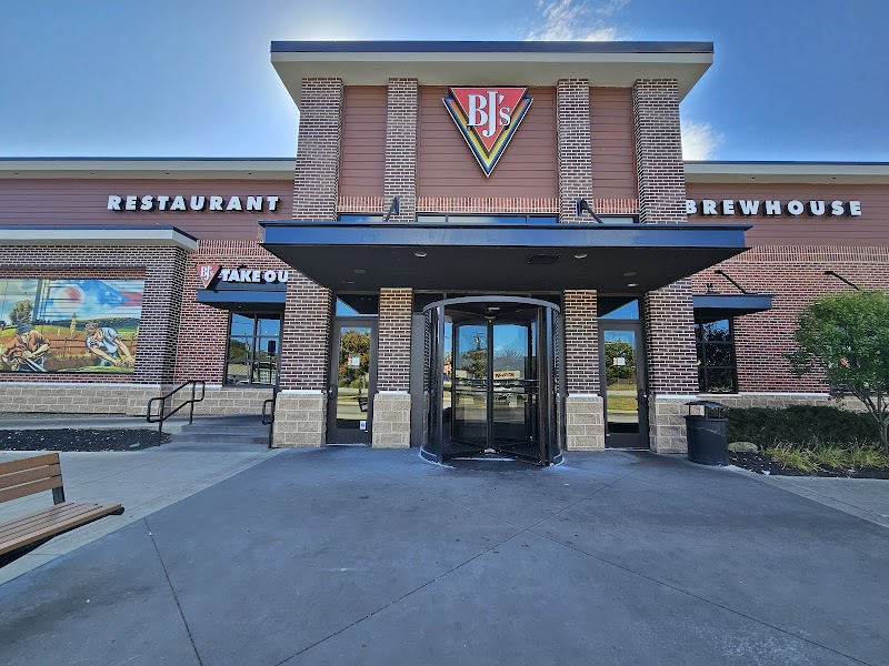 BJ's Restaurant & Brewhouse Cleveland atmosphere