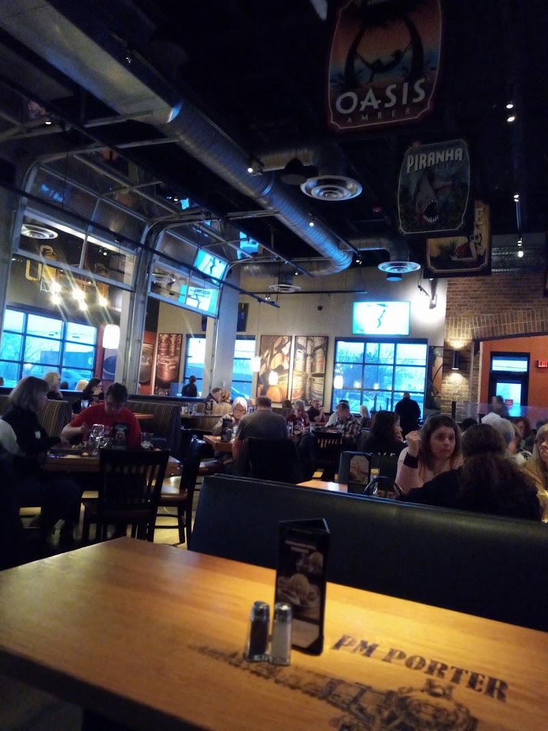 BJ's Restaurant & Brewhouse Cleveland atmosphere