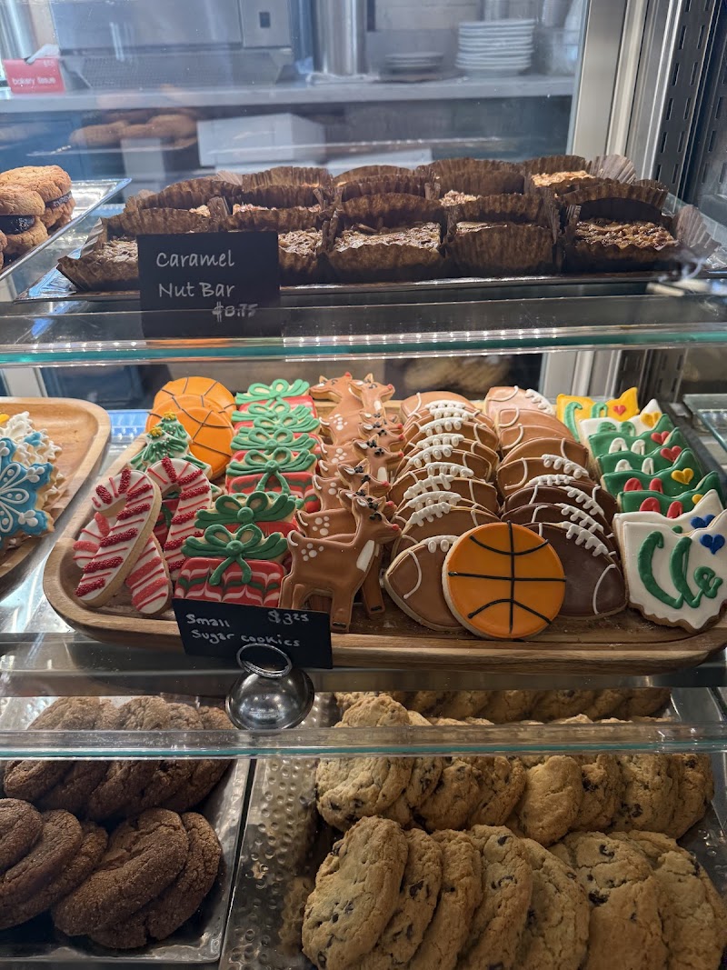 Luna Bakery & Cafe Cleveland atmosphere