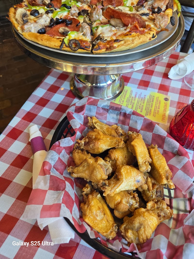Old School Pizza & Wings by Rocky River Cleveland atmosphere