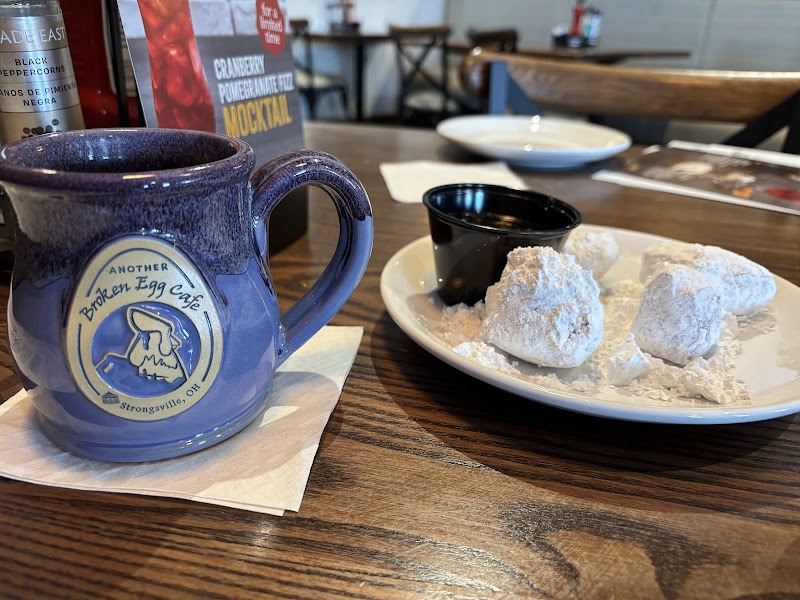 Another Broken Egg Cafe Cleveland atmosphere