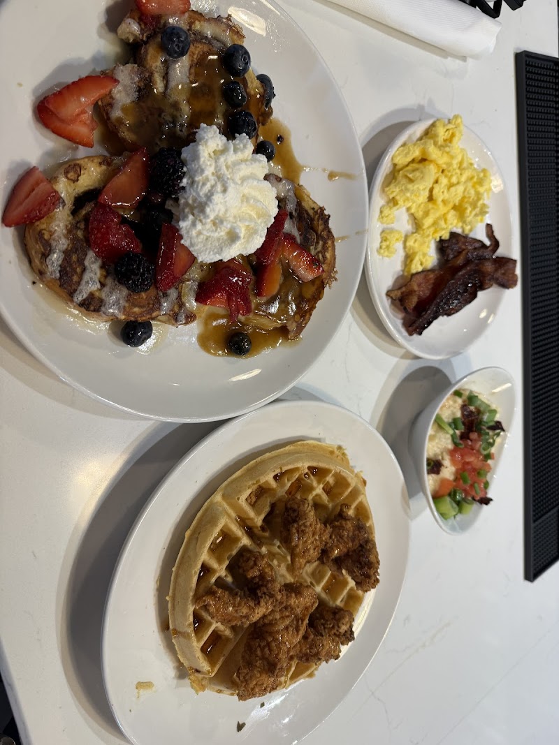 Another Broken Egg Cafe Cleveland atmosphere