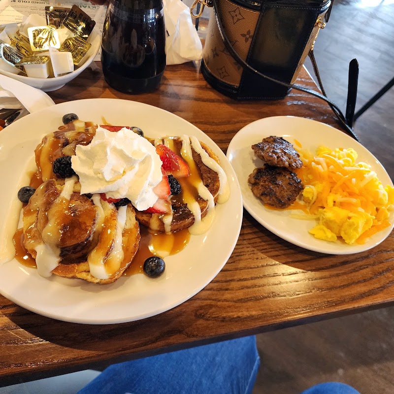 Another Broken Egg Cafe Cleveland atmosphere