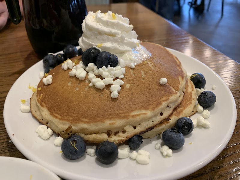 Another Broken Egg Cafe Cleveland atmosphere