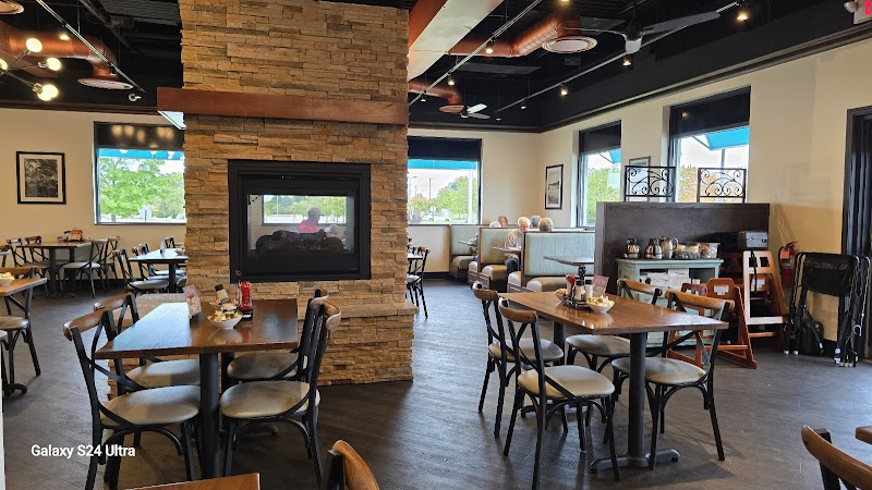 Another Broken Egg Cafe Cleveland atmosphere