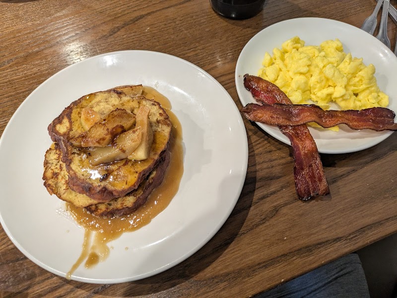 Another Broken Egg Cafe Cleveland atmosphere