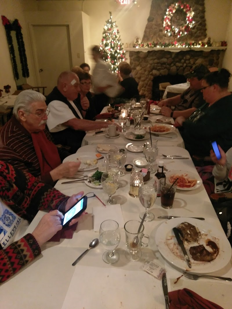 Mahle's Restaurant and Lounge Cleveland atmosphere